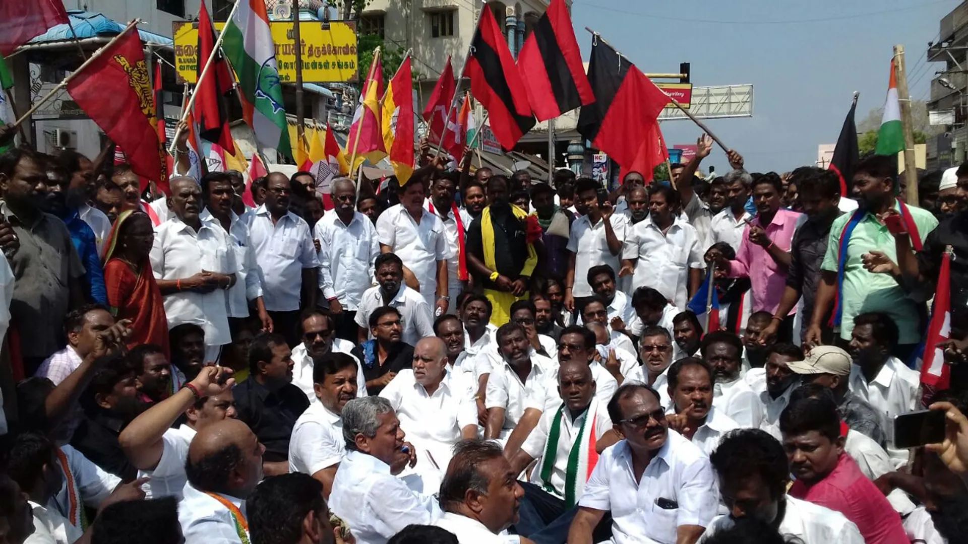 திண்டுக்கல்லில் முன்னாள் அமைச்சர் ஐ.பெரியசாமி தலைமையில் எதிர் கட்சிகள் சாலை மறியல் போராட்டம்.{படங்கள்}
